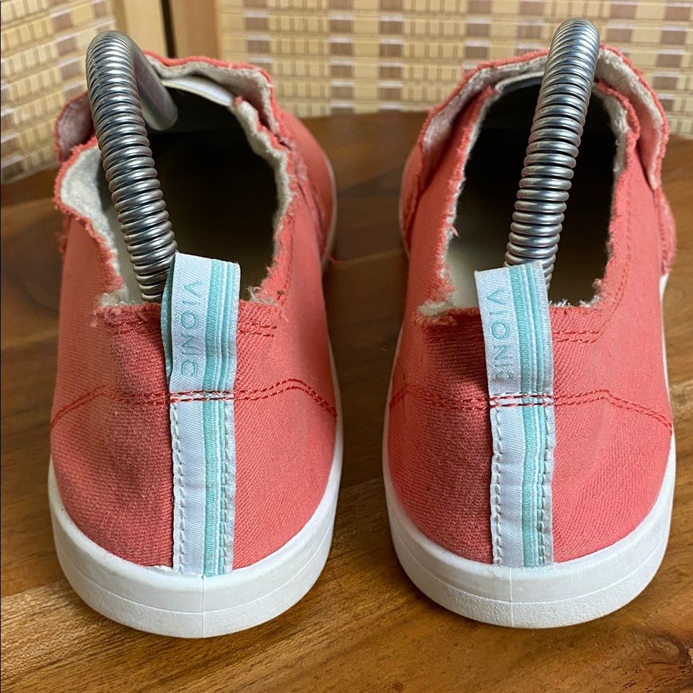 Vionic Beach Collection Woman’s 8 Malibu Slip-On Poppy Canvas Sneaker - Picture 5 of 7